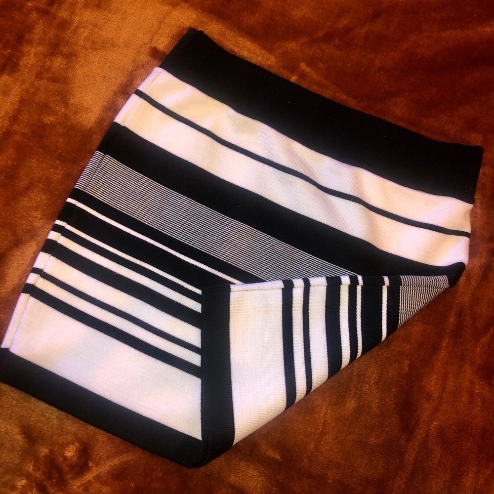 soft, stretchy mini skirt! 🖤